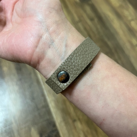 Brown Leather Circle Bracelet - Picture 4 of 7